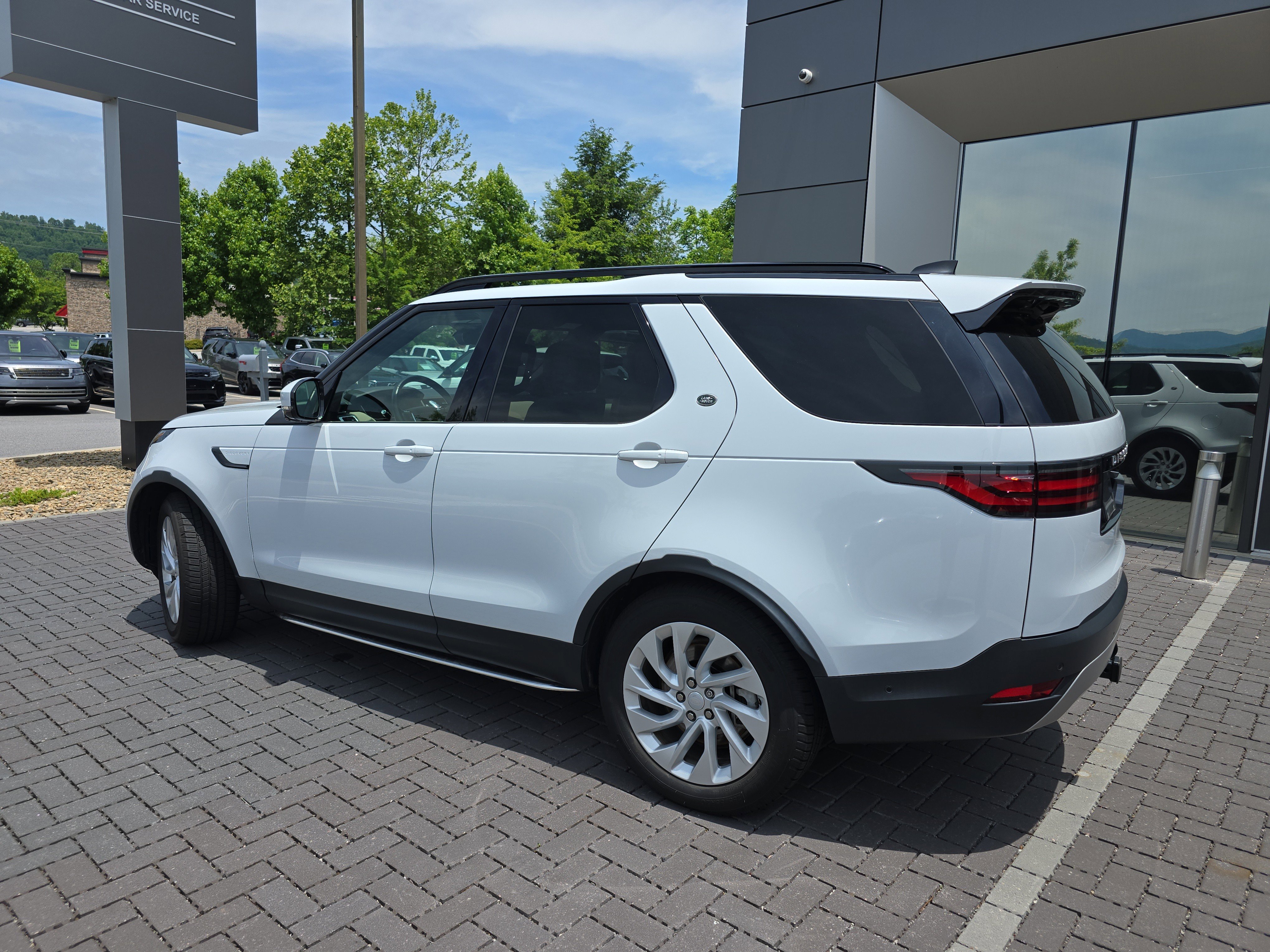 Used 2022 Land Rover Discovery S AWD/4WD image 7