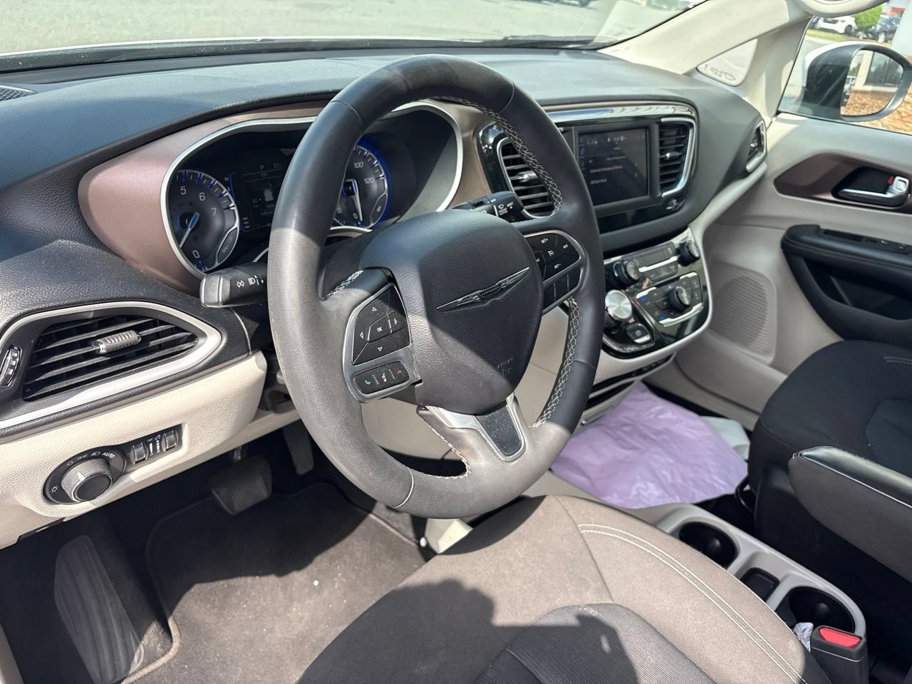 Used 2023 Chrysler Voyager LX FWD image 4