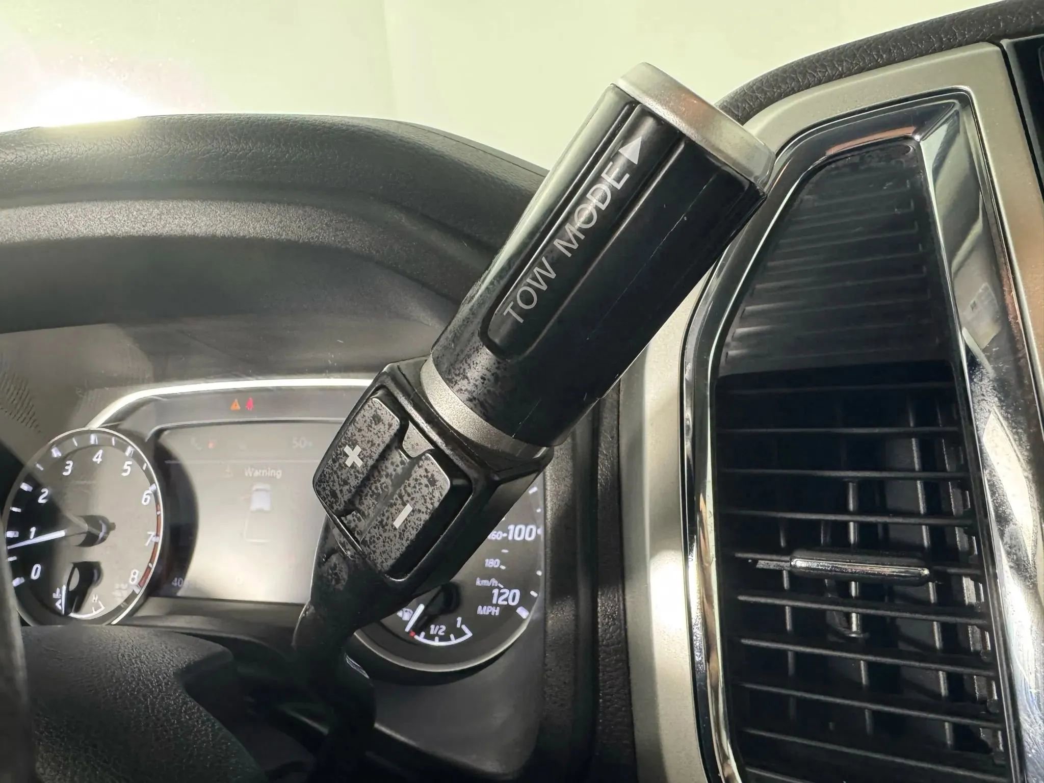 Used 2021 Nissan Titan SV w/ SV Convenience Package image 23