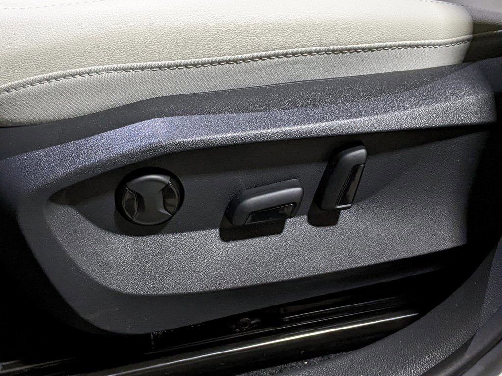 New 2025 Volkswagen Taos SE image 13