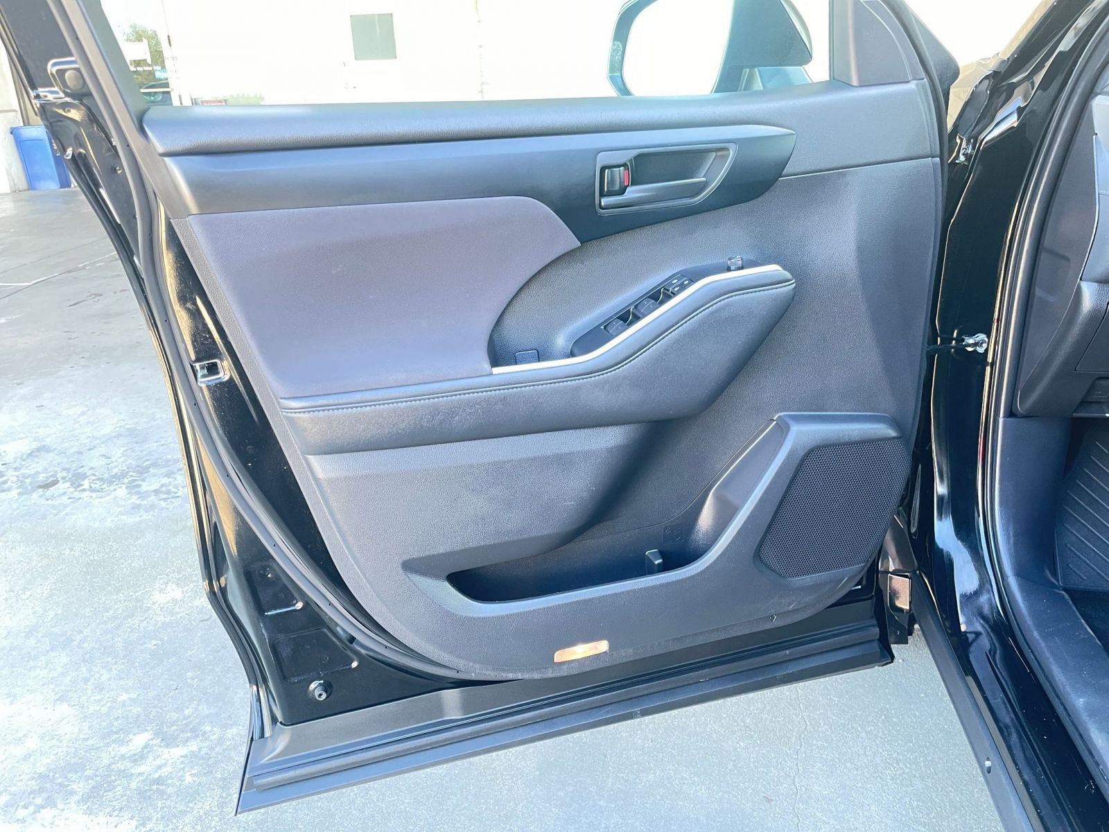 Used 2025 Toyota Highlander LE image 18