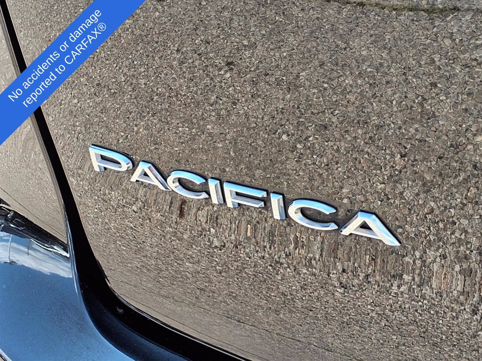 Used 2018 Chrysler Pacifica Touring-L FWD image 11