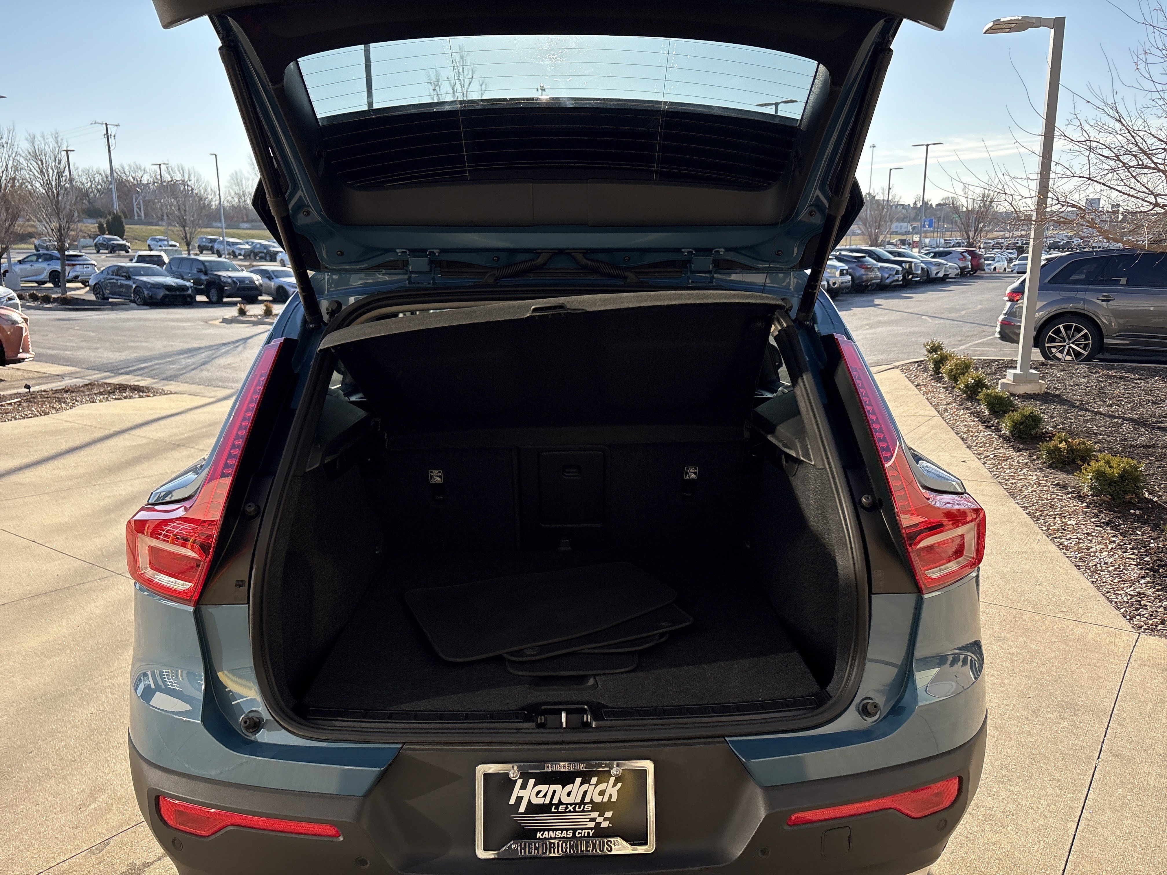 Used 2025 Volvo XC40 B5 Core image 32