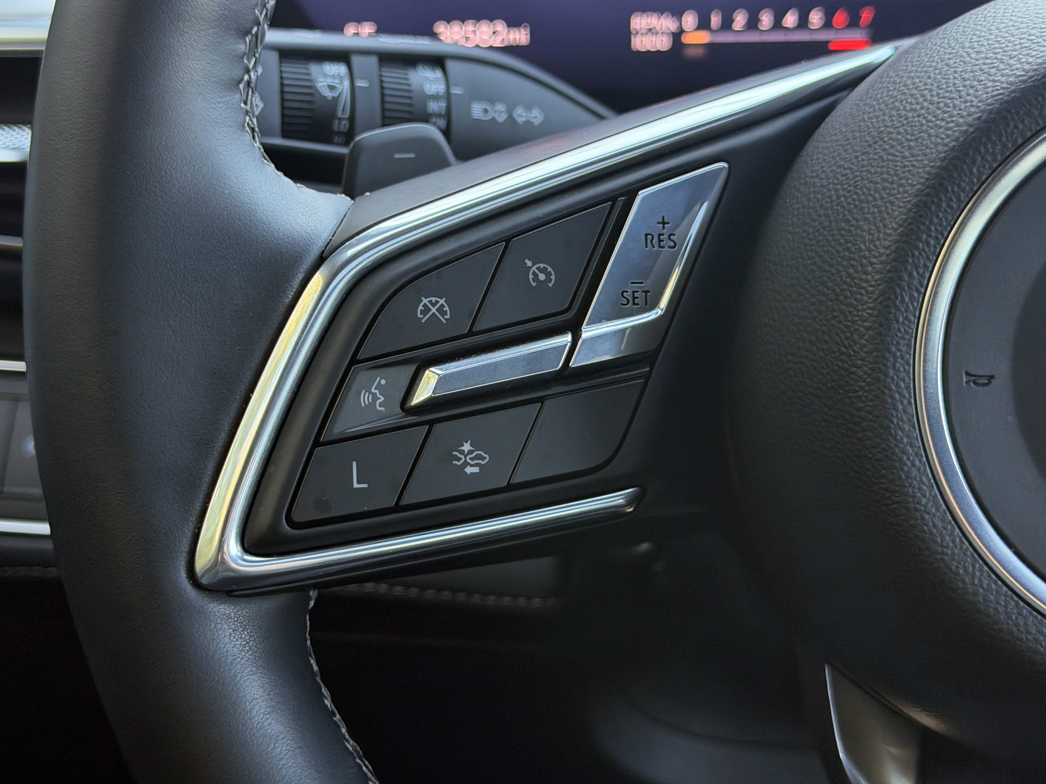 Used 2025 Buick Enclave Avenir FWD image 36