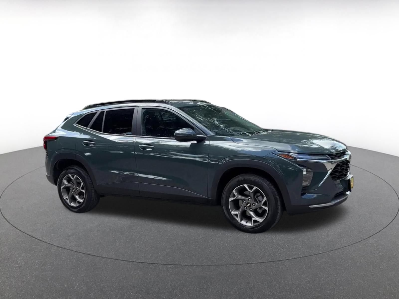 Used 2025 Chevrolet Trax LT FWD image 2