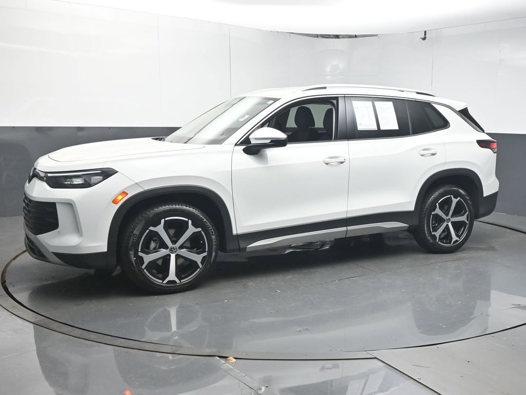 Certified 2025 Volkswagen Tiguan SE FWD image 4