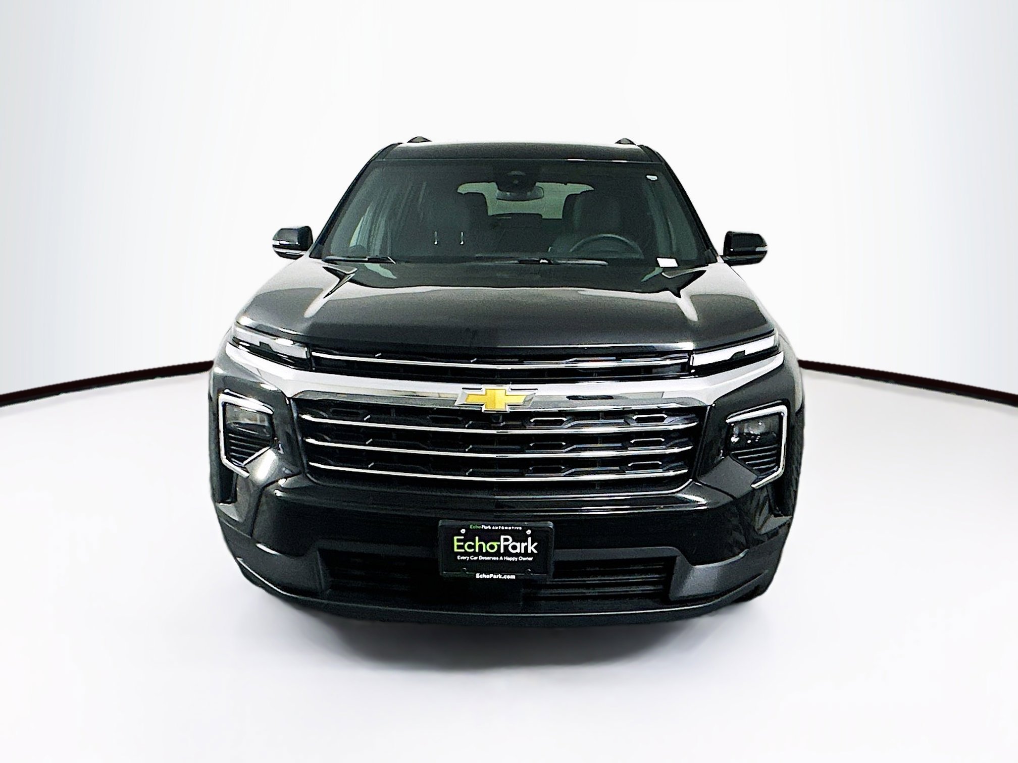 Used 2025 Chevrolet Traverse LT image 2