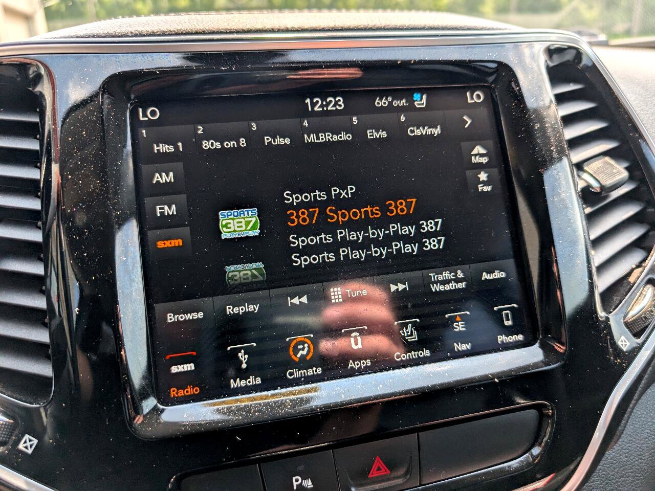 Used 2019 Jeep Cherokee Limited w/ Luxury Group image 19