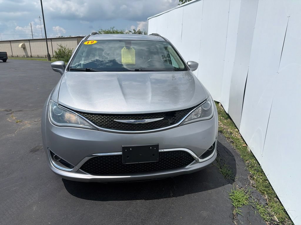 Used 2019 Chrysler Pacifica Touring-L FWD image 11