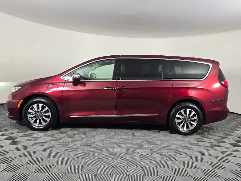 Used 2022 Chrysler Pacifica Limited w/ Uconnect Theater Family Group FWD image 6