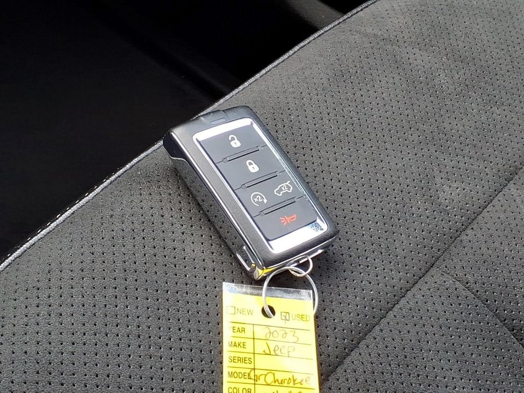 Used 2023 Jeep Grand Cherokee Altitude AWD/4WD image 24
