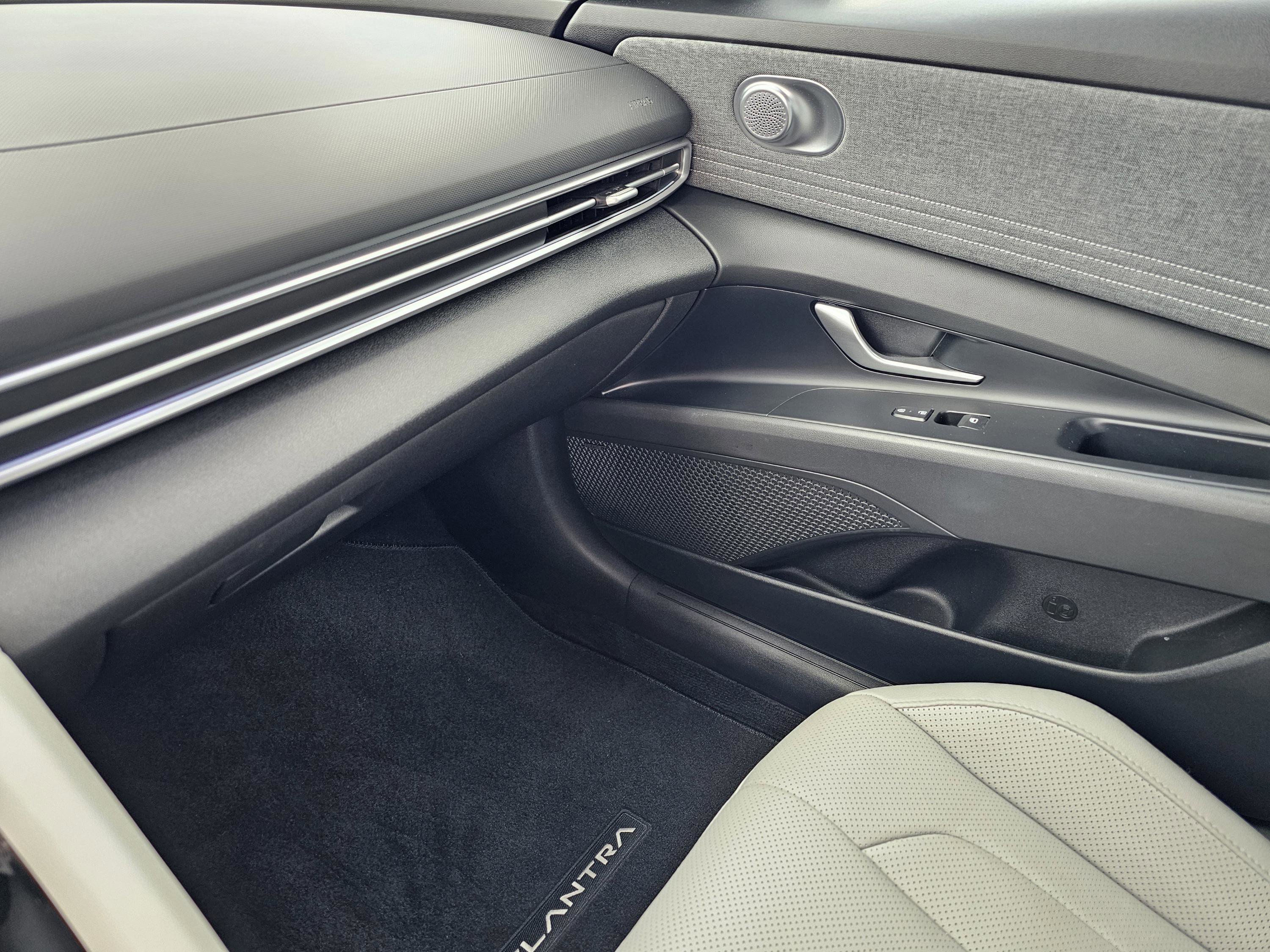 Used 2023 Hyundai Elantra Limited w/ Preferred Accessory Package image 26