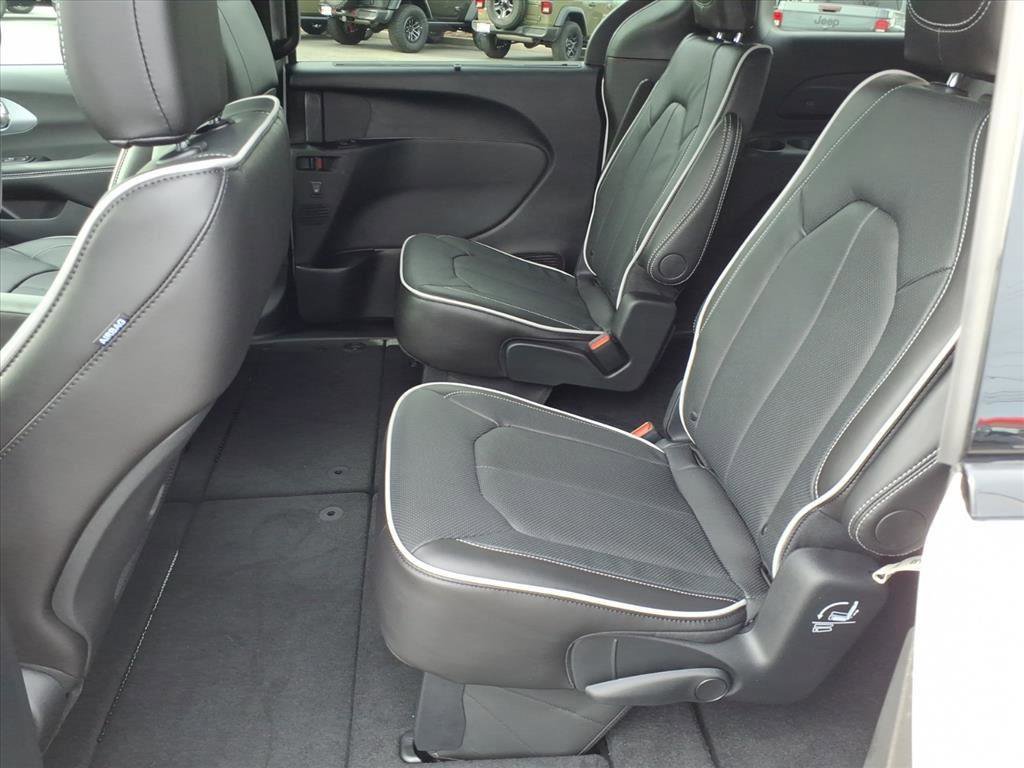 New 2026 Chrysler Pacifica Limited w/ S Appearance Package image 5