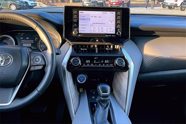 Used 2022 Toyota Venza XLE image 16