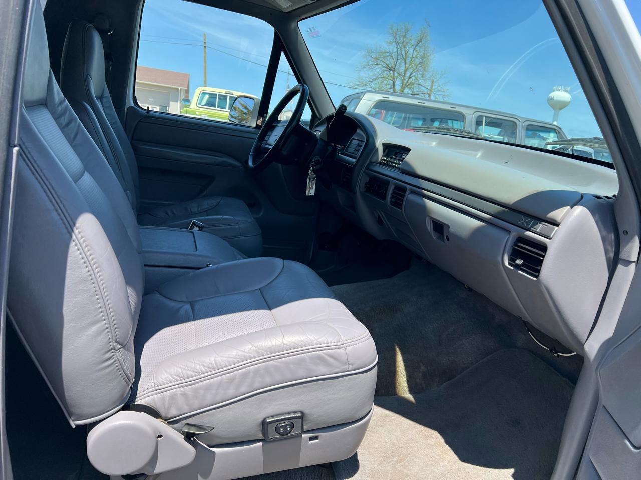 Used 1994 Ford Bronco XLT AWD/4WD image 16