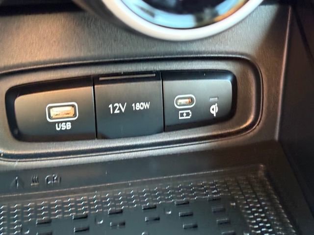 Used 2023 Hyundai Venue Limited image 17