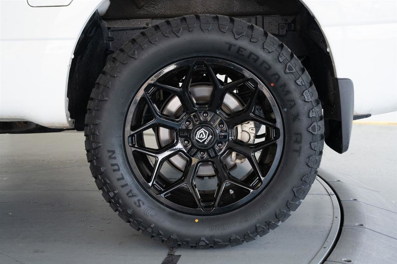 Used 2021 Nissan Titan SV w/ SV Convenience Package AWD/4WD image 5