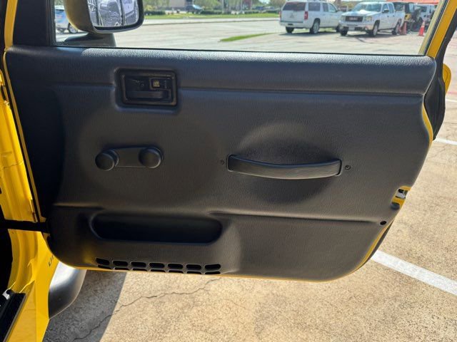 Used 2006 Jeep Wrangler Unlimited w/ Premium Audio Group image 21
