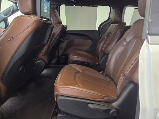Used 2021 Chrysler Pacifica Limited w/ Uconnect Theater Family Group FWD image 13
