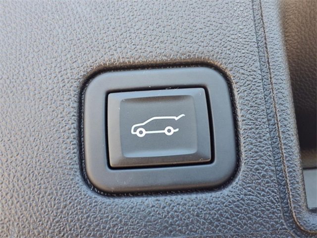 Used 2024 GMC Terrain SLT image 25