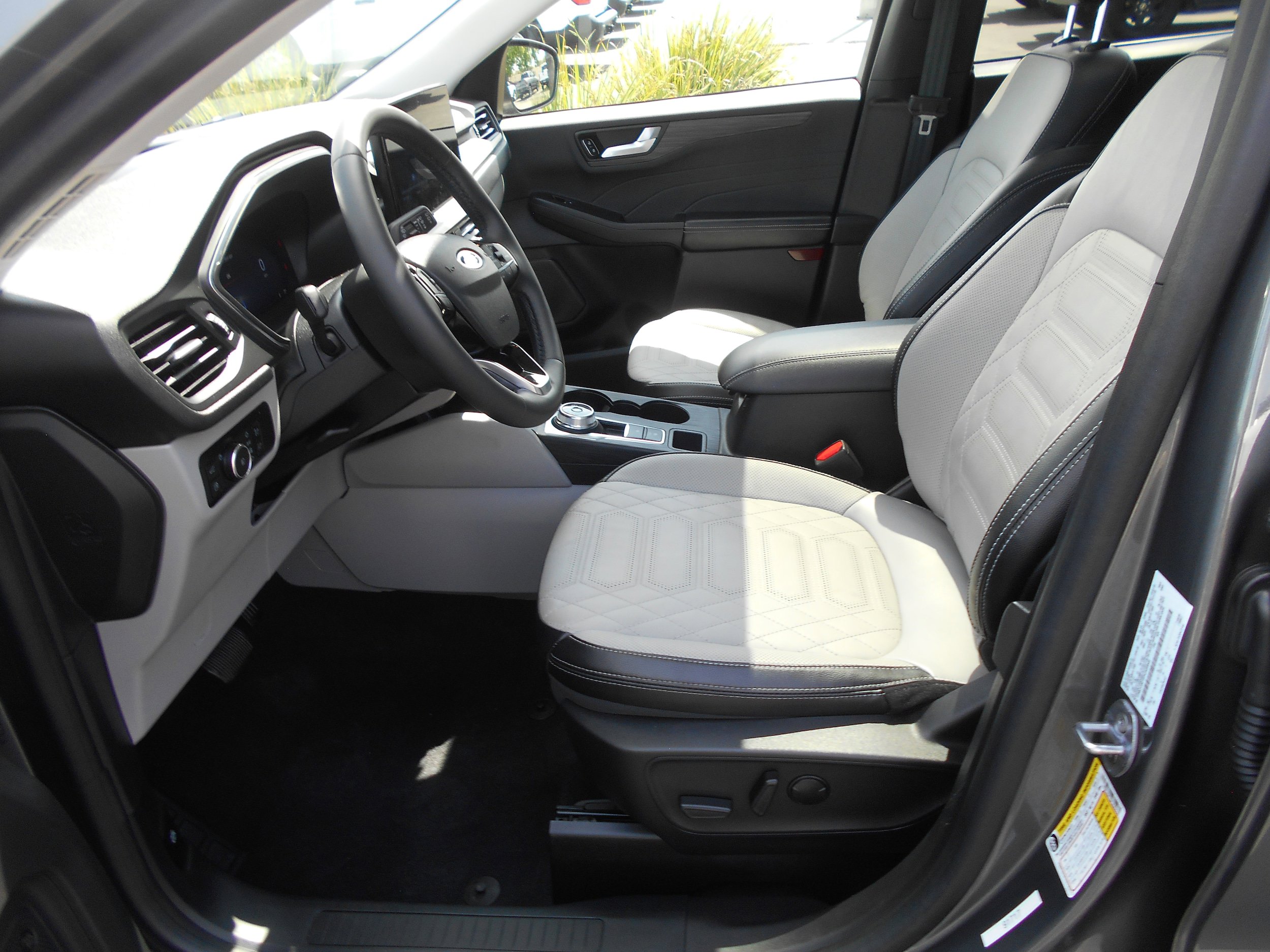 Used 2023 Ford Escape SE w/ PHEV Premium Package FWD image 2