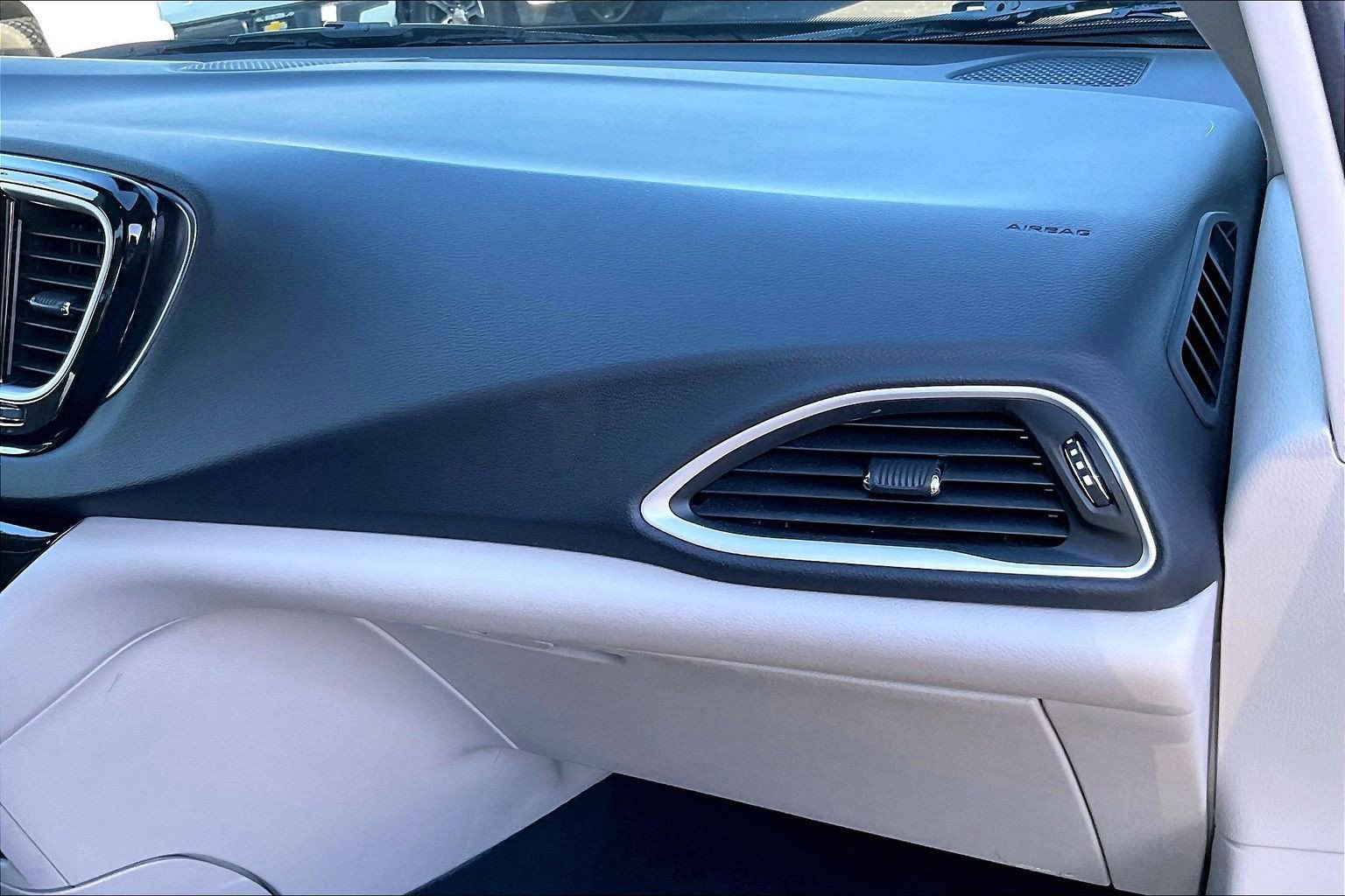 Used 2024 Chrysler Pacifica Touring-L image 14