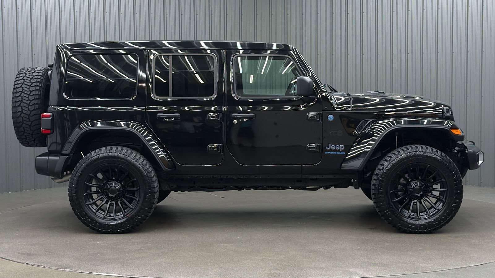 Used 2025 Jeep Wrangler Unlimited Sahara w/ Safety Group AWD/4WD image 6