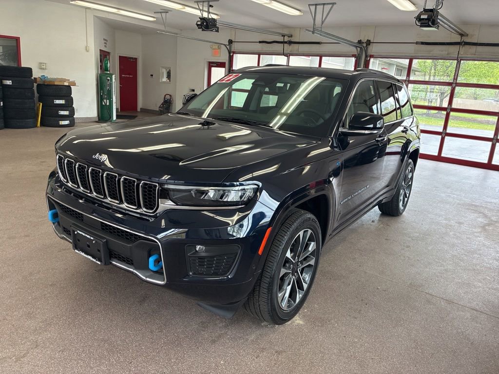 Certified 2022 Jeep Grand Cherokee Overland w/ Luxury Tech Group IV AWD/4WD image 3