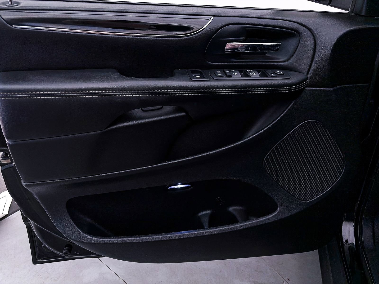 Used 2017 Dodge Grand Caravan SXT w/ Driver Convenience Group image 11