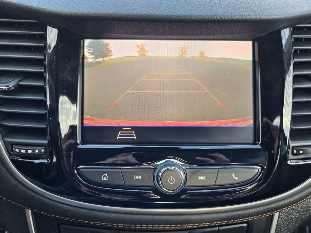 Used 2022 Chevrolet Trax LT w/ LT Convenience Package image 17