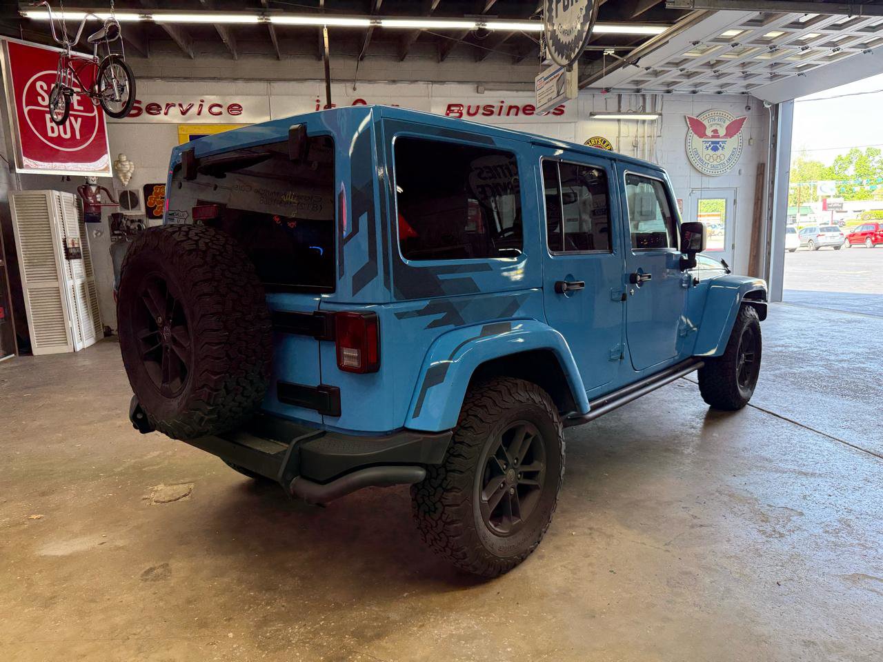 Used 2017 Jeep Wrangler Unlimited Sahara AWD/4WD image 5