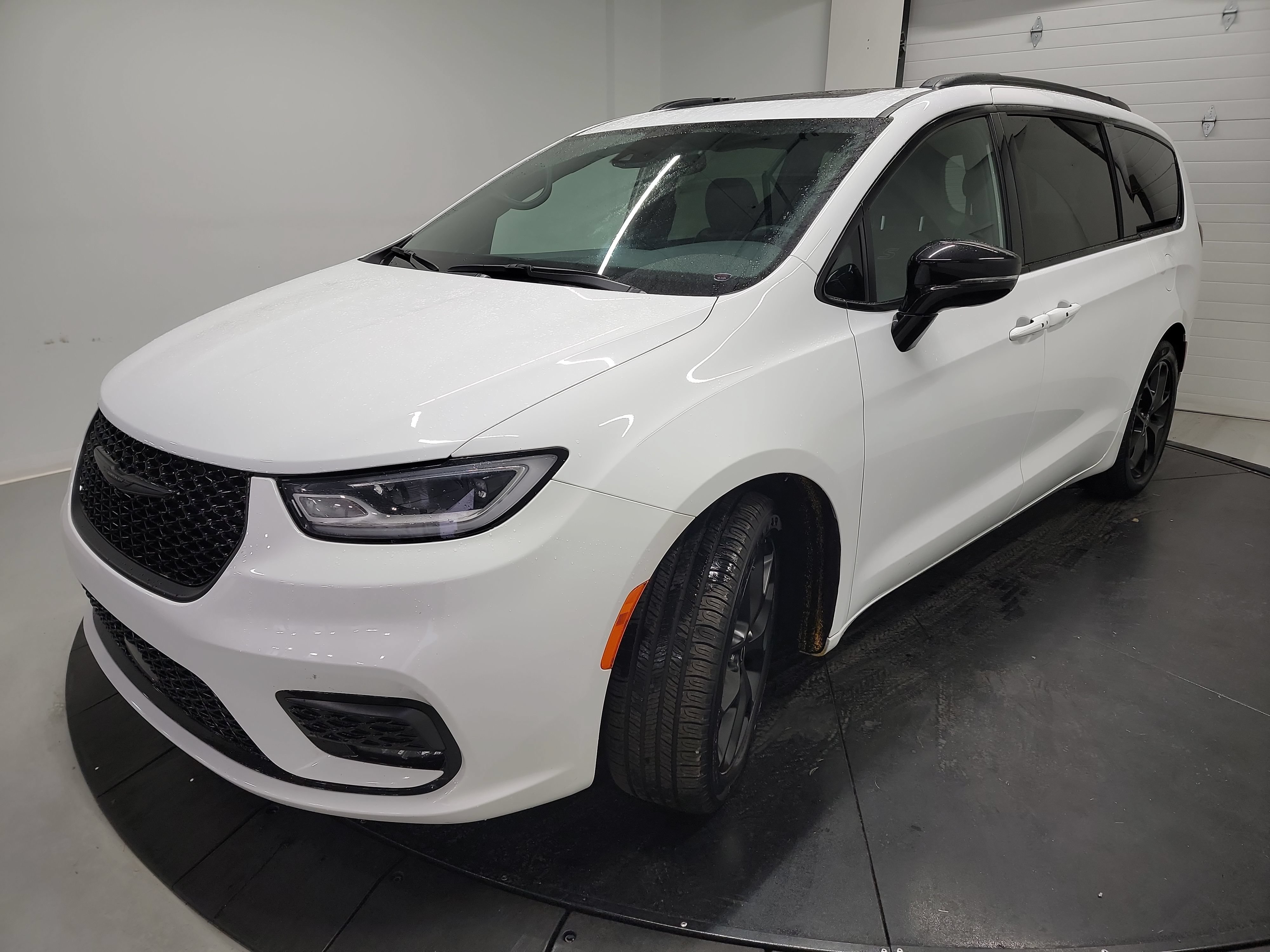 Used 2025 Chrysler Pacifica Limited FWD image 3