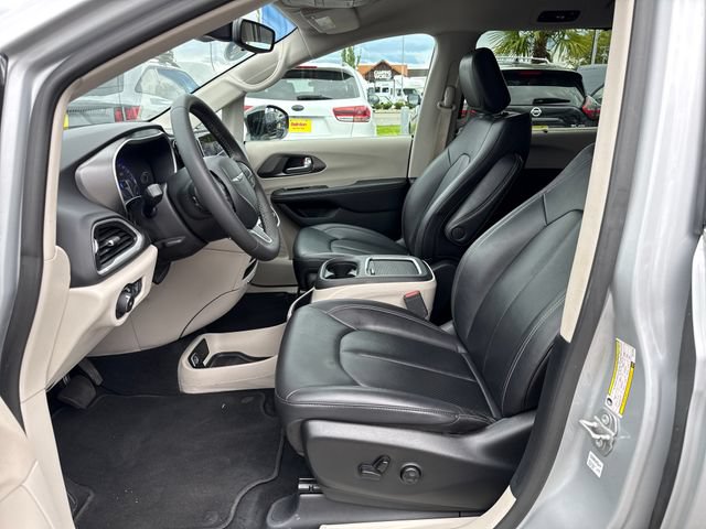 Used 2024 Chrysler Pacifica Touring-L FWD image 15