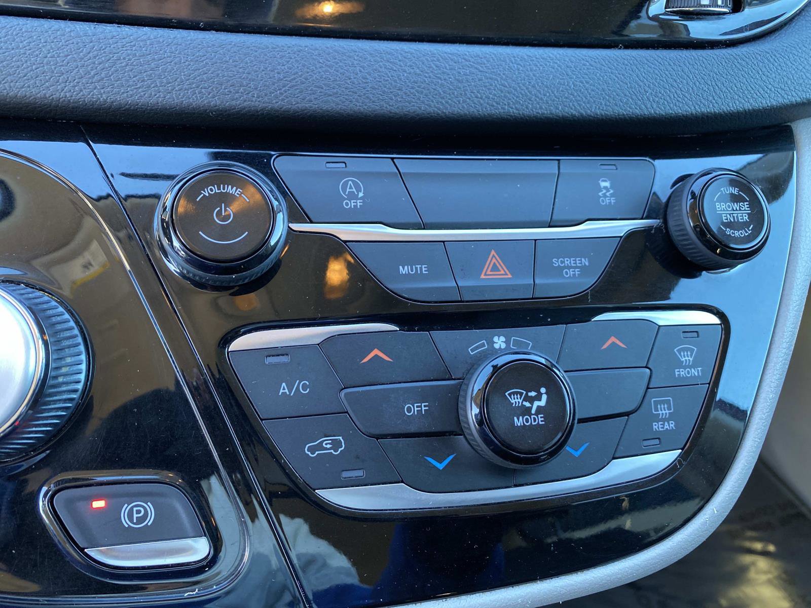 Used 2020 Chrysler Voyager L image 15