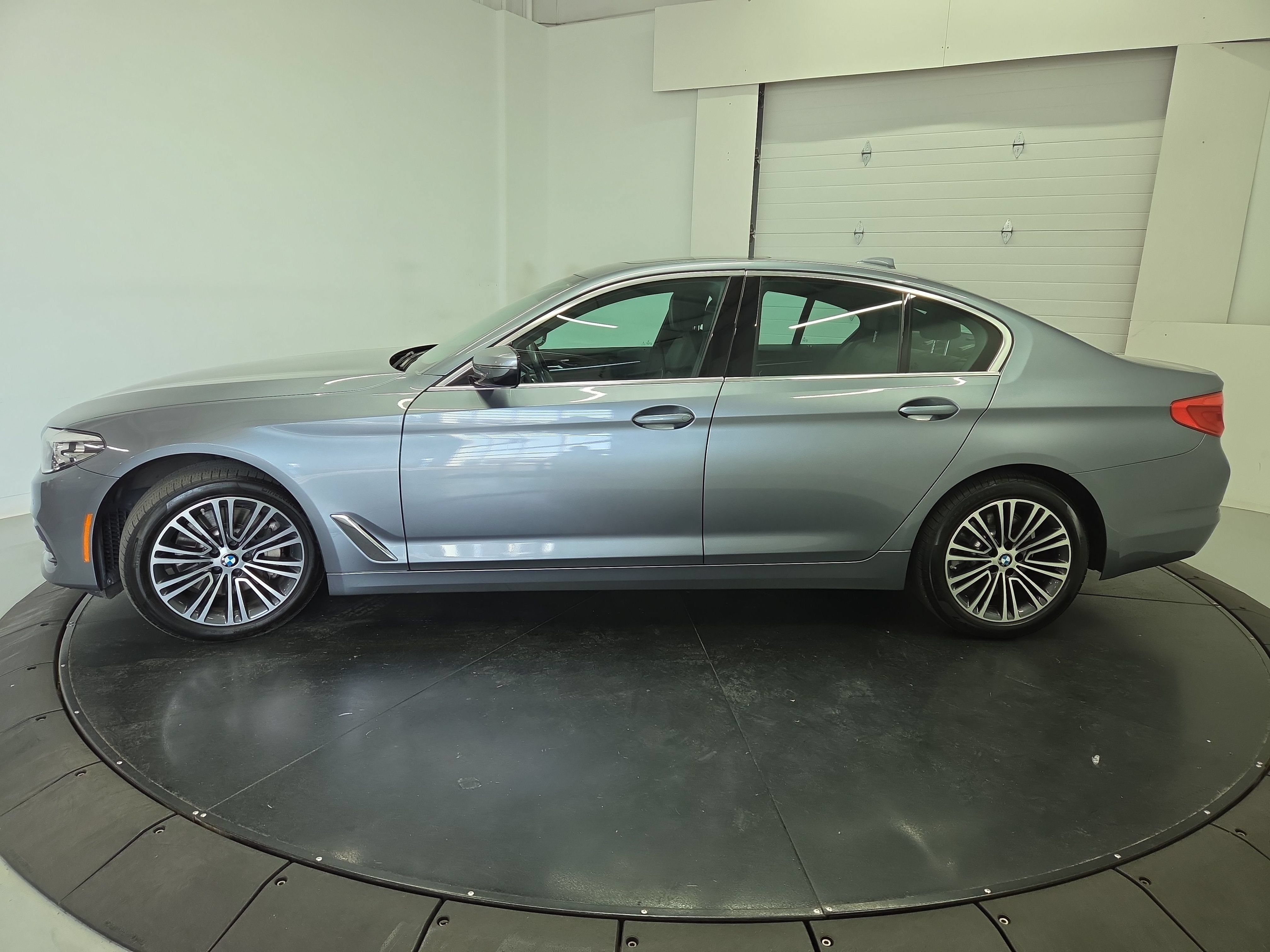 Used 2019 BMW 530i xDrive w/ Convenience Package AWD/4WD image 4