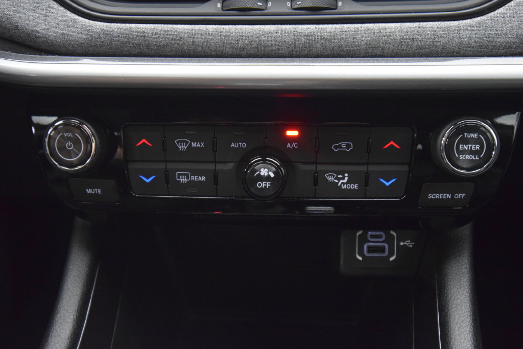 Used 2023 Jeep Compass Latitude w/ Convenience Group AWD/4WD image 12
