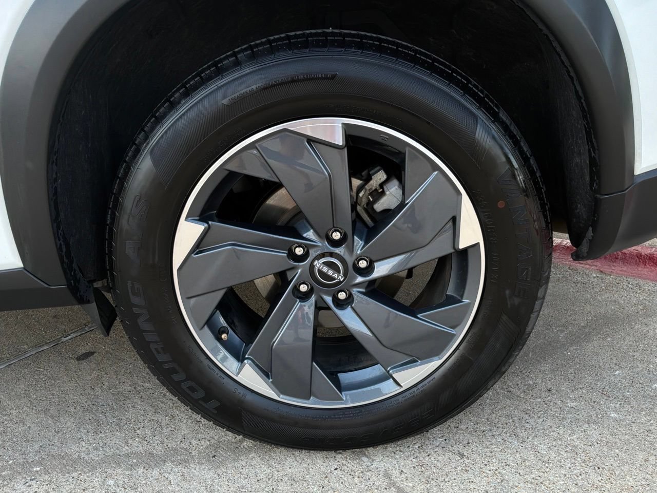 Used 2025 Nissan Rogue SV FWD image 9