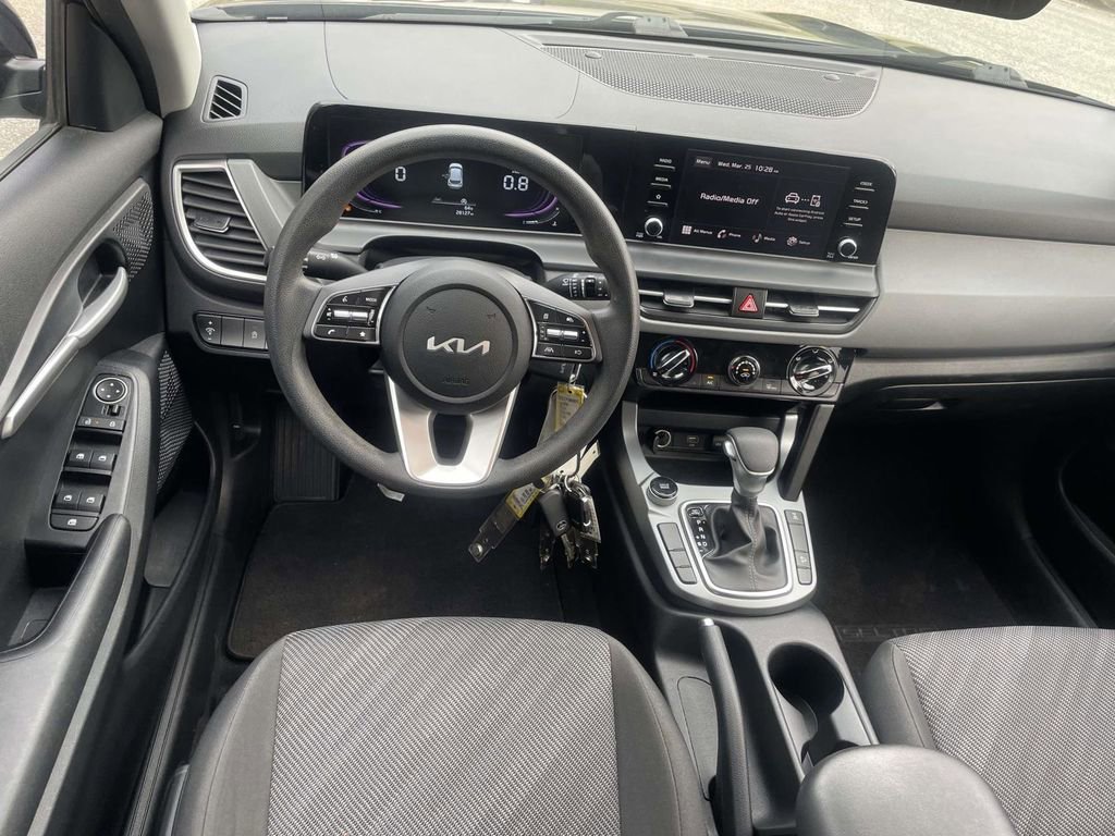 Used 2025 Kia Seltos LX image 11