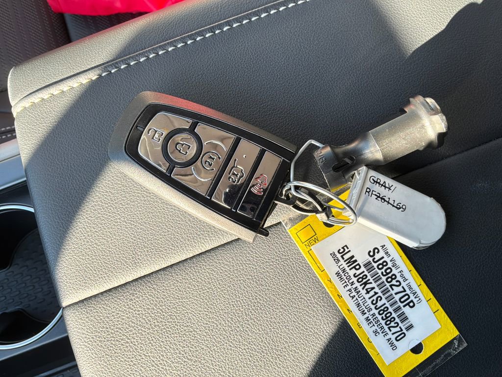 Used 2025 Lincoln Nautilus Reserve image 2