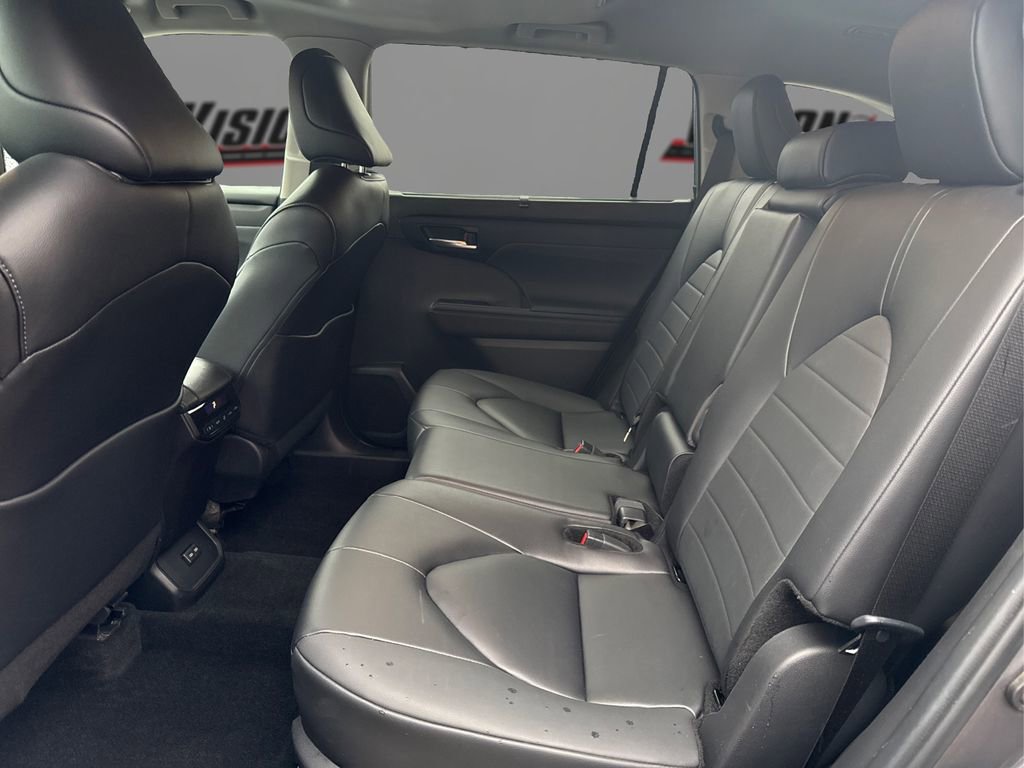 Used 2024 Toyota Highlander XLE image 10