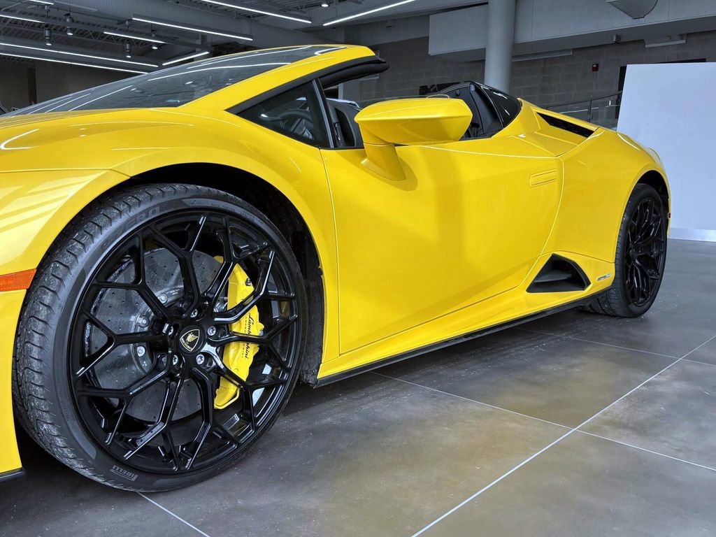 Used 2024 Lamborghini Huracan EVO image 10