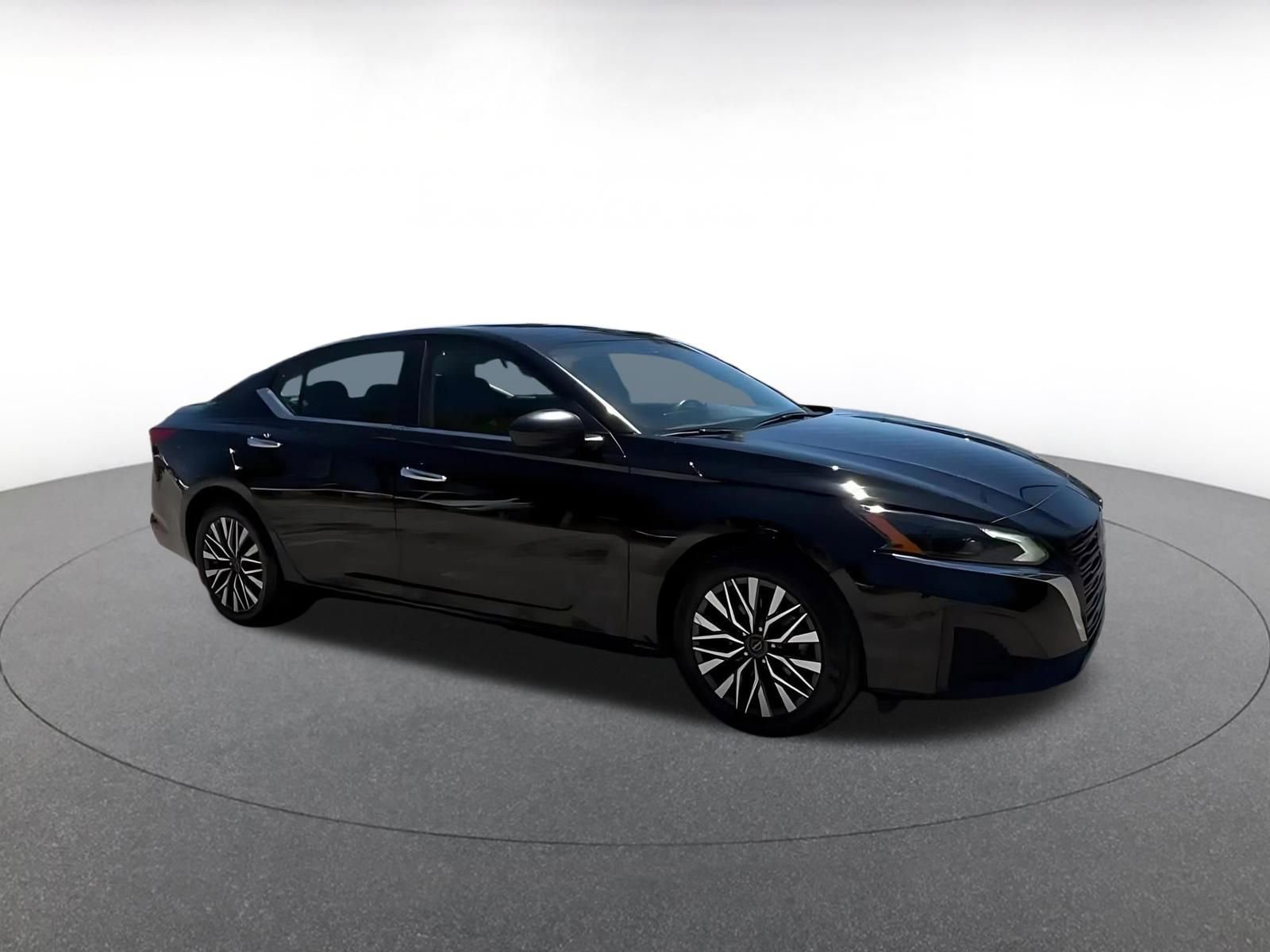 Used 2025 Nissan Altima 2.5 SV image 2