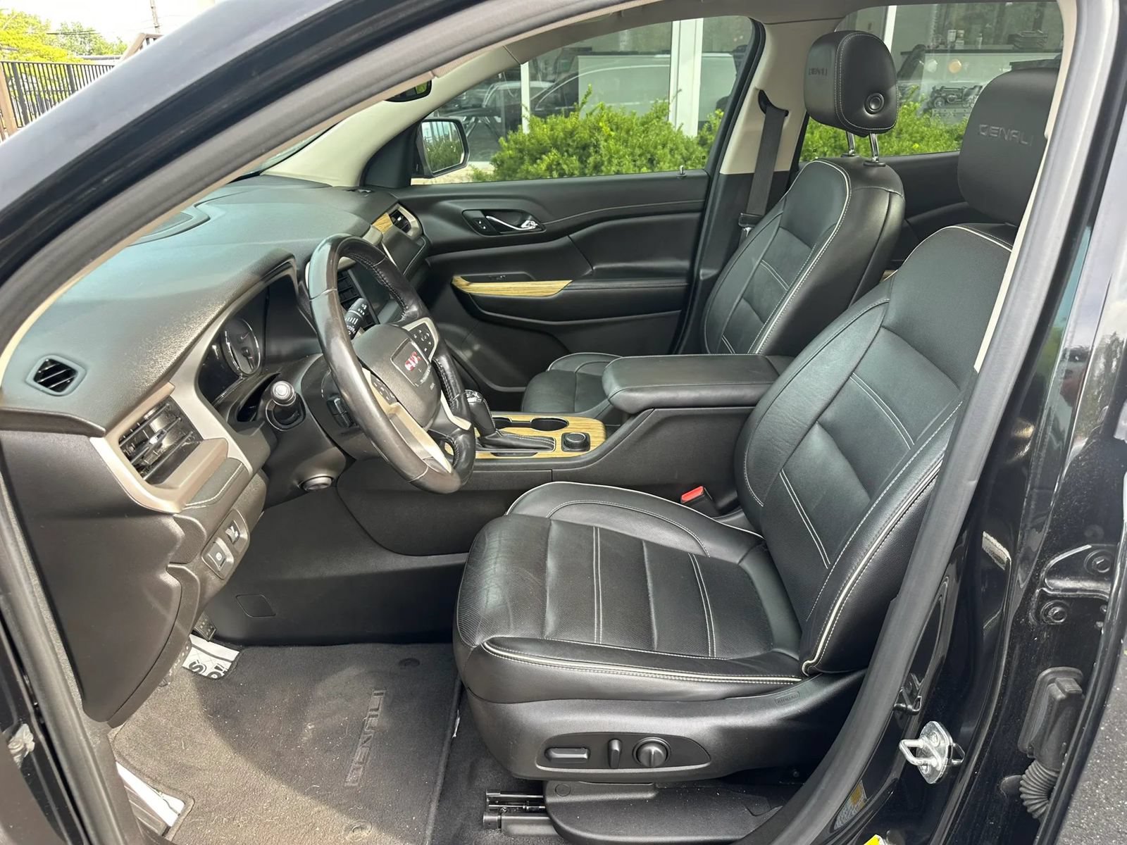 Used 2019 GMC Acadia Denali w/ Technology Package FWD image 9