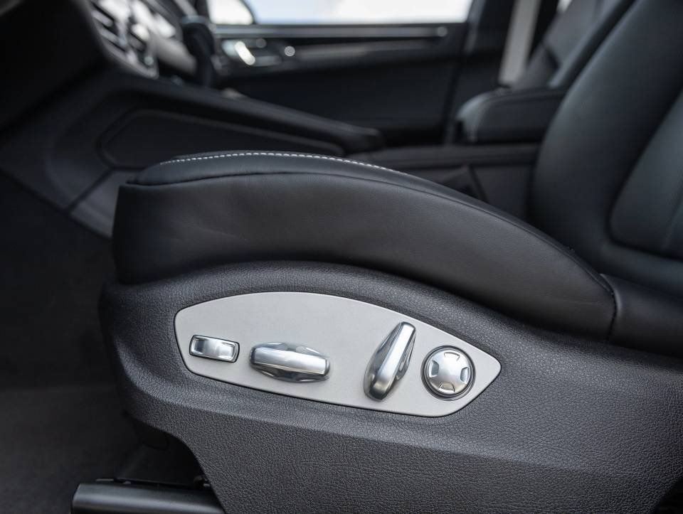 Certified 2025 Porsche Macan Turbo image 20