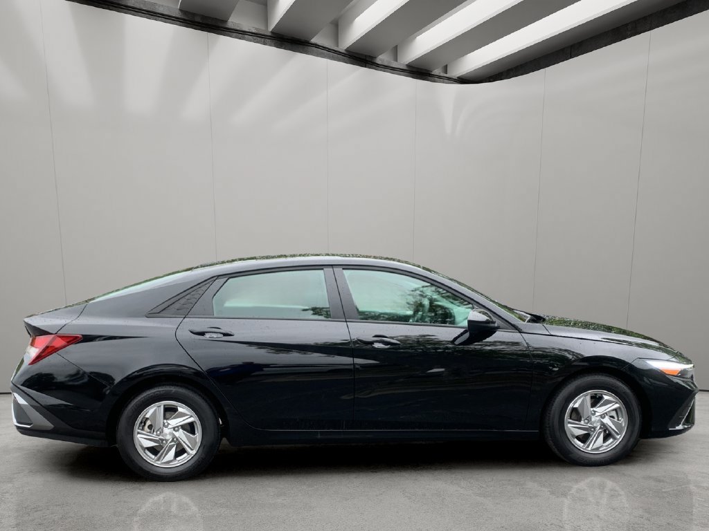 Certified 2026 Hyundai Elantra SE w/ Cargo Package FWD image 6