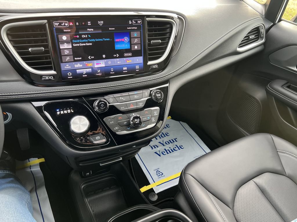 Used 2026 Chrysler Pacifica Select image 13