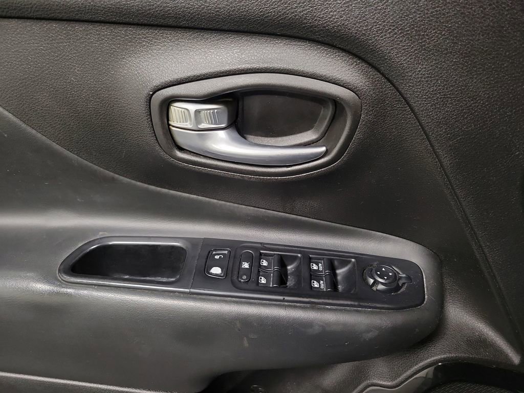 Used 2016 Jeep Renegade Latitude image 19