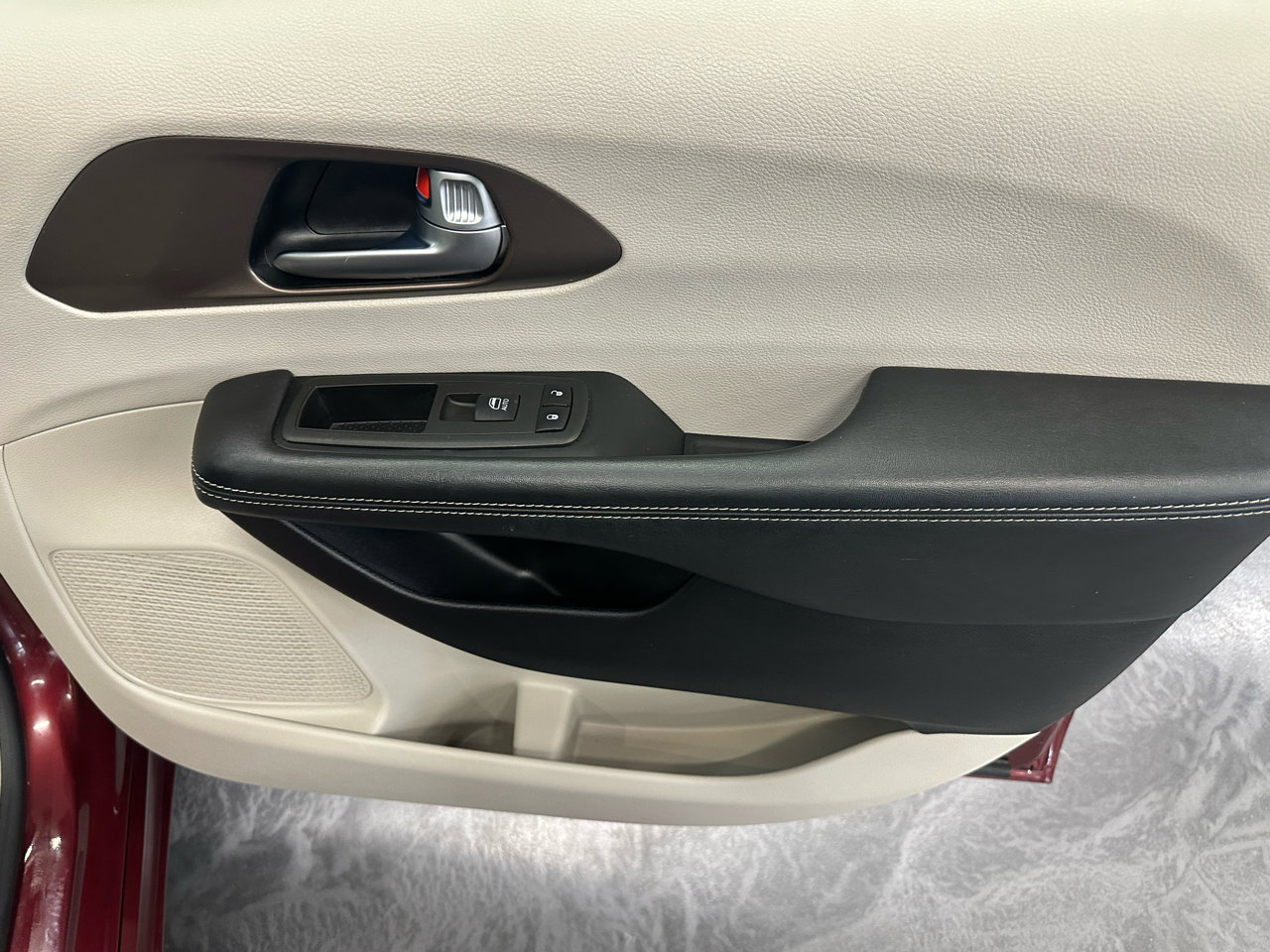 Used 2021 Chrysler Voyager Lxi image 10