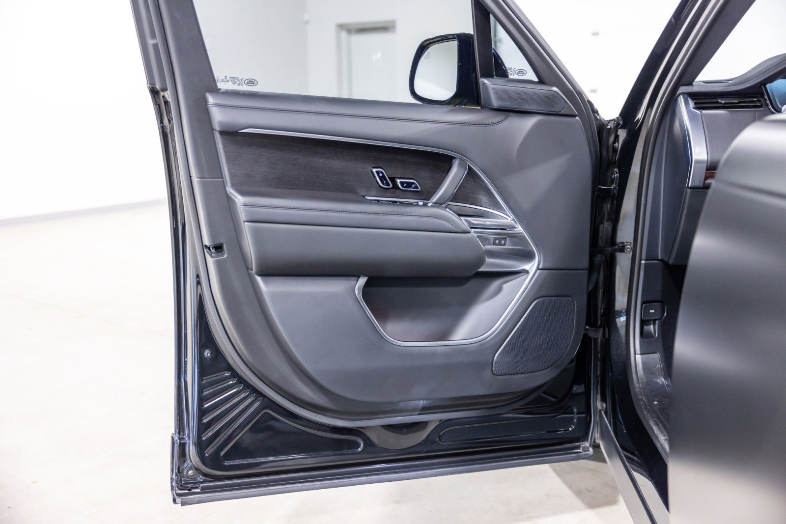 Used 2023 Land Rover Range Rover SE image 27