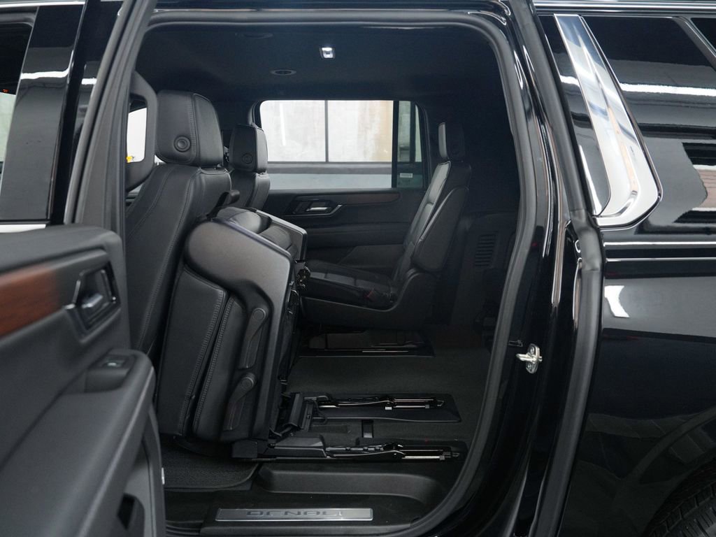 Used 2025 GMC Yukon XL Denali AWD/4WD image 32
